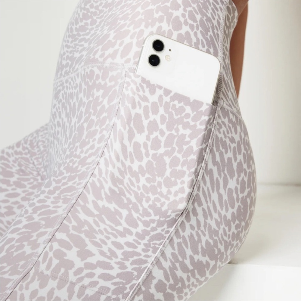 Vuori Women's Light Gray Patterned Leggings - Picture 4 of 6
